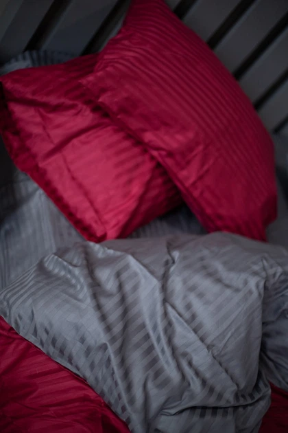 Комплект постільної білизни Satin Stripe Burgundy + Gray 100% бавовна 215х150 см 70х70 см полуторний - Фото 5 Комплект постільної білизни Satin Stripe Burgundy + Gray 100% бавовна 215х150 см 70х70 см полуторний - зображення 5