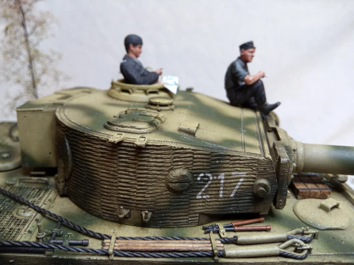 Сборная модель 1/35 танк Pz.Kpfw.VI Ausf.E Sd.Kfz.181 Gruppe "Fehrmann" Tiger I Dragon 6484 - Фото 7 Сборная модель 1/35 танк Pz.Kpfw.VI Ausf.E Sd.Kfz.181 Gruppe "Fehrmann" Tiger I Dragon 6484 - изображение 7