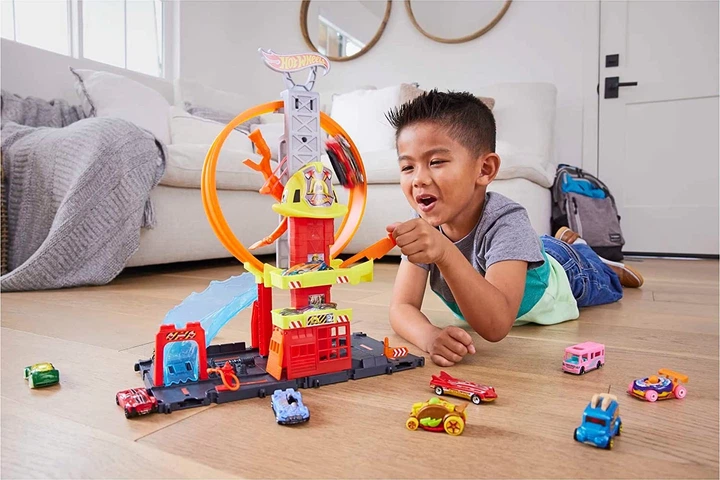 Игровой набор Hot Wheels City Трек Супер петля с пожарной станцией (HKX41) - Фото 6 Игровой набор Hot Wheels City Трек Супер петля с пожарной станцией (HKX41) - изображение 6