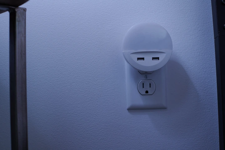 Nocna lampka LEDVANCE LUNETTA USB 3000K (4058075266902) - obraz 11