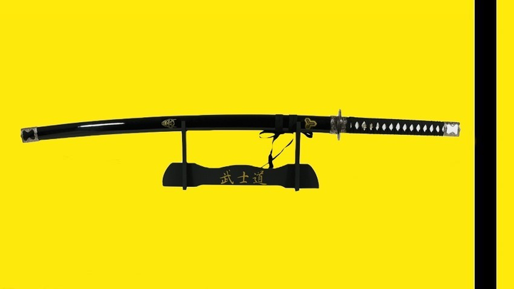 На природе рыжая модель Ариэль с оголенным самурайским мечом