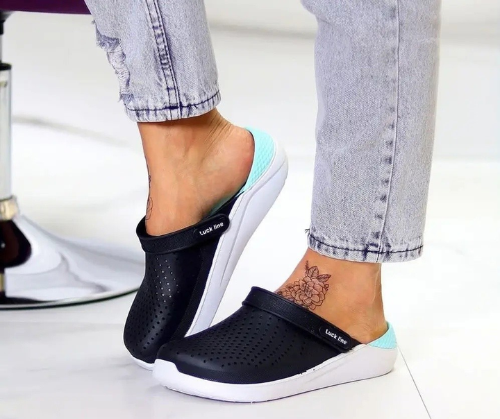 Черные кроксы женские сабо crocs черного цвета шлепки летние закрытые ...