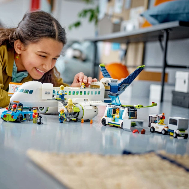 Конструктор LEGO City Пассажирский самолет 913 деталей (60367