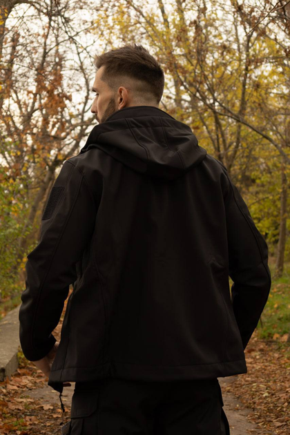 Утепленная мужская куртка с капюшоном SoftShell на флисе черная размер 2XL - изображение 2