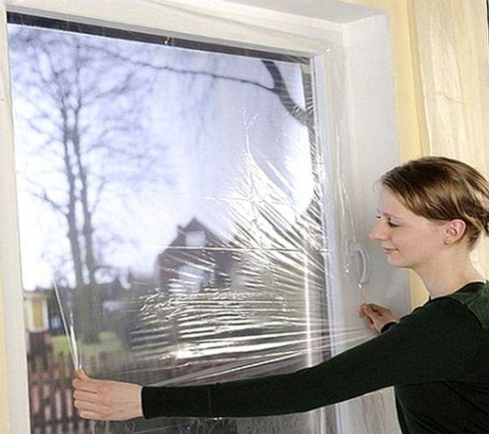 Эта хитрость поможет вам утеплить окна за копейки