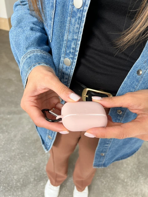 Элегантный силиконовый чехол для кейса Apple AirPods Pro с карабином, цвет пудровый - Фото 3 Элегантный силиконовый чехол для кейса Apple AirPods Pro с карабином, цвет пудровый - изображение 3