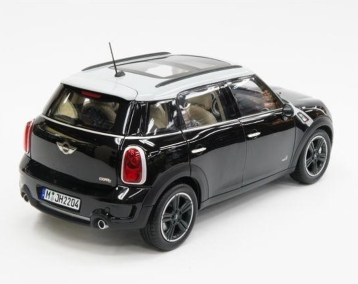 Модель автомобіля MINI Cooper S Countryman (R60) Absolute Black, Scale 1:18 - зображення 3