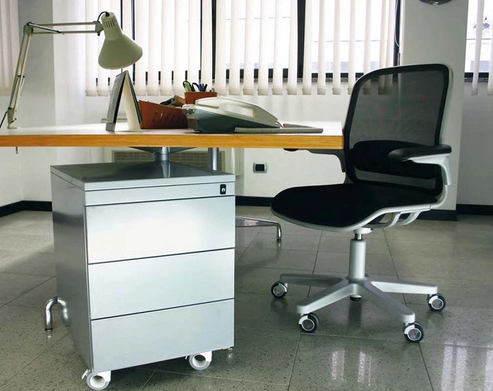 Мебельный ролик OgTM серии Rotola Office Nylon 68 со стопором белый/черный - изображение 3