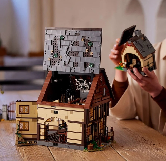 Zestaw klocków LEGO Ideas Disney Hokus Pokus: Chata sióstr Sanderson 2316 elementów (21341) - obraz 4