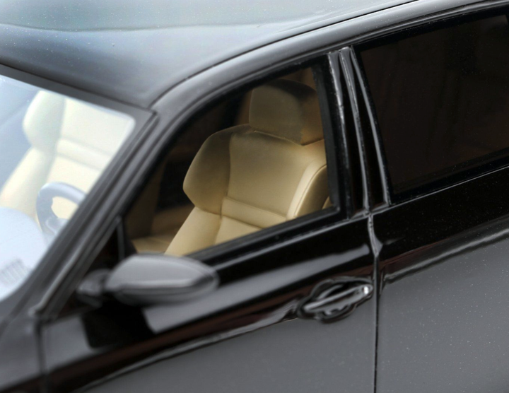 Модель автомобіля BMW M5 (E61) Touring Black by OttoMobile, Scale