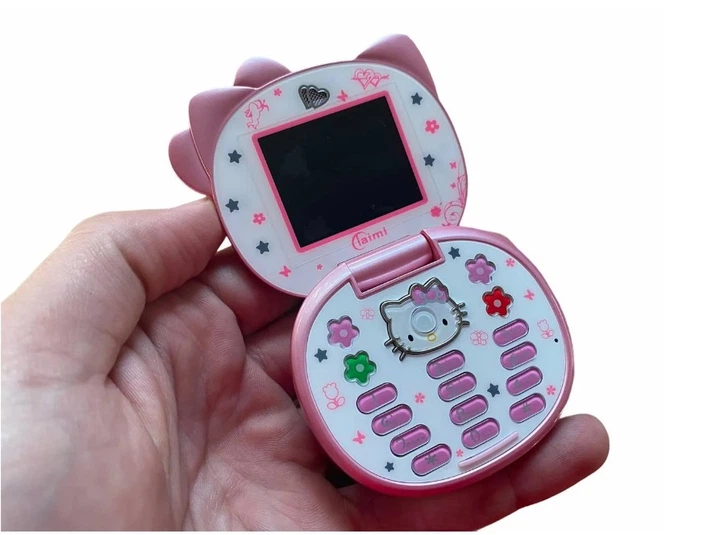 Дитячий міні мобільний телефон AIEK Hello Kitty GSM 900/1800Мгц Рожевий - Фото 2 Дитячий міні мобільний телефон AIEK Hello Kitty GSM 900/1800Мгц Рожевий - зображення 2