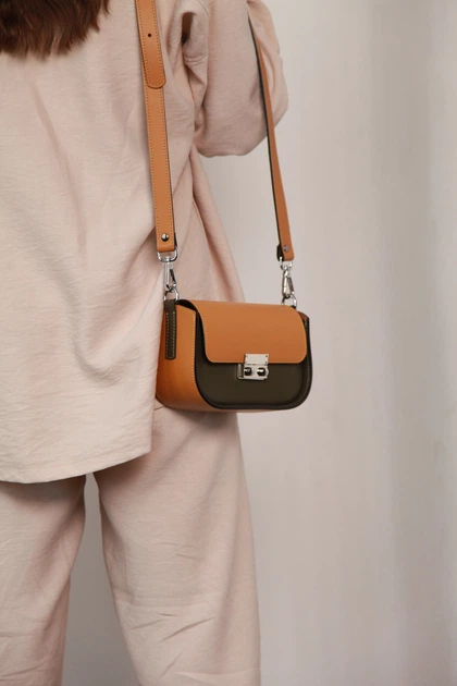 Яркая современная женская сумка седло из натуральной кожи Lamponi Saddle One XS khaki/yellow - Фото 5 Яркая современная женская сумка седло из натуральной кожи Lamponi Saddle One XS khaki/yellow - изображение 5