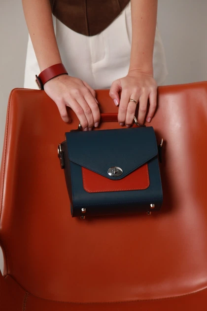 Сучасна та стильна шкіряна жіноча сумка кроссбоді Lamponi Chest one blue/coral/brown - Фото 7 Сучасна та стильна шкіряна жіноча сумка кроссбоді Lamponi Chest one blue/coral/brown - зображення 7