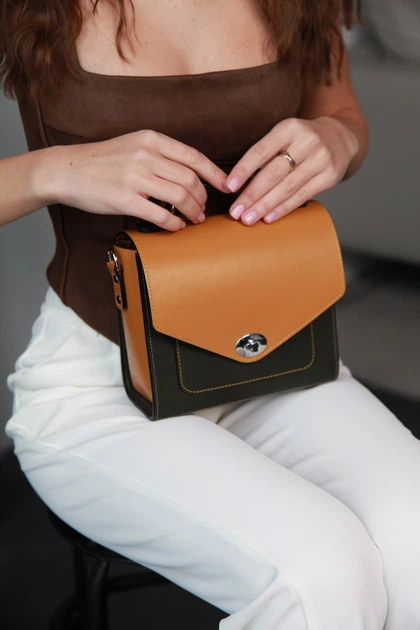 Сучасна та стильна шкіряна жіноча сумка кроссбоді Lamponi Chest one khaki/yellow - зображення 2