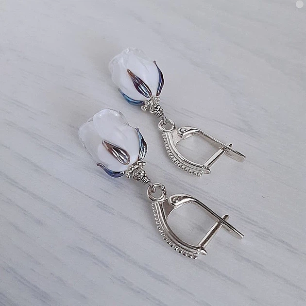 Сережки Hand Made с белыми розами из муранского стекла - Фото 4 Сережки Hand Made с белыми розами из муранского стекла - изображение 4