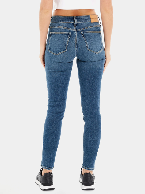 Jeansy damskie Calvin Klein Jeans J20J221581-1BJ W30L32 Ciemnoniebieskie (8720107893207) - obraz 2