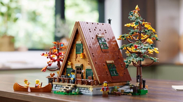 Zestaw klocków LEGO Ideas Chatka w kształcie litery A 2082 elementy (21338) - obraz 9