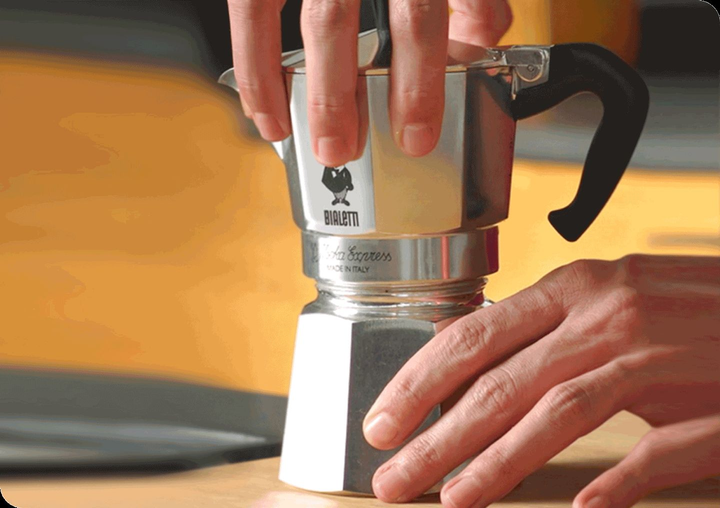 Кавоварка гейзерна Bialetti Moka Express на 9 чашок 420 мл Метал (990001165) - зображення 9