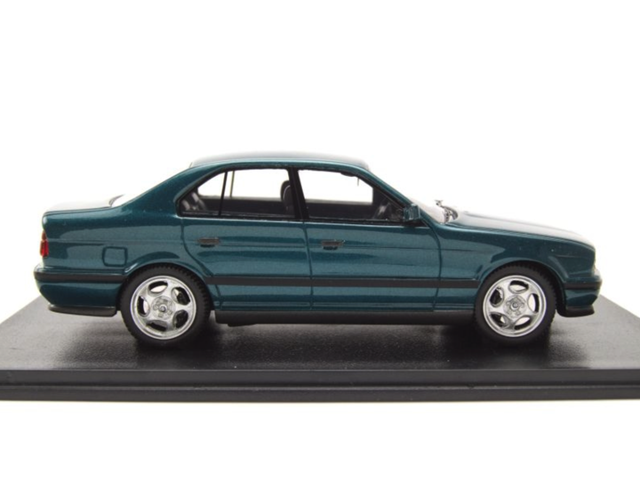 Модель автомобіля BMW M5 (E34) Dark Green Metallic by Neo Scale