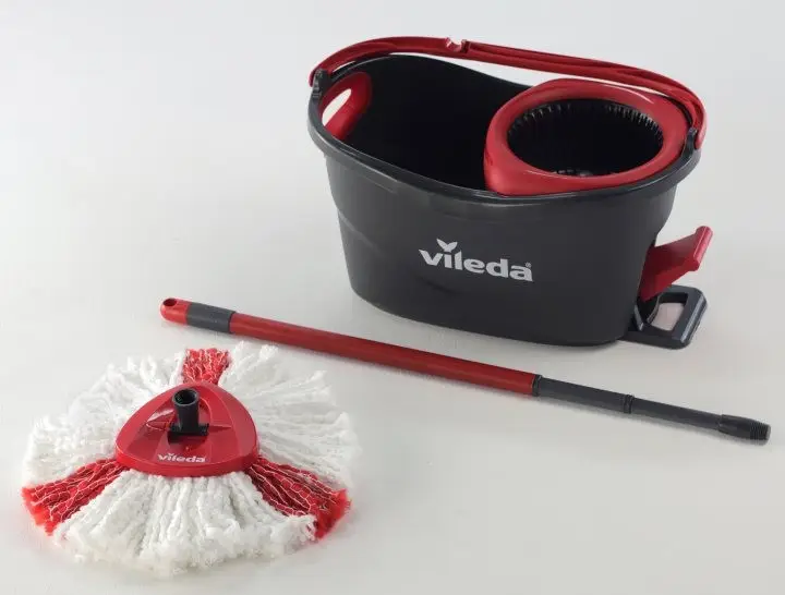 Набор для уборки Vileda Easywring&Clean Turbo ведро с педальным механизмом отжима 6 л + телескопическая швабра 55-130 см Черный с красным - Фото 2 Набор для уборки Vileda Easywring&Clean Turbo ведро с педальным механизмом отжима 6 л + телескопическая швабра 55-130 см Черный с красным - изображение 2
