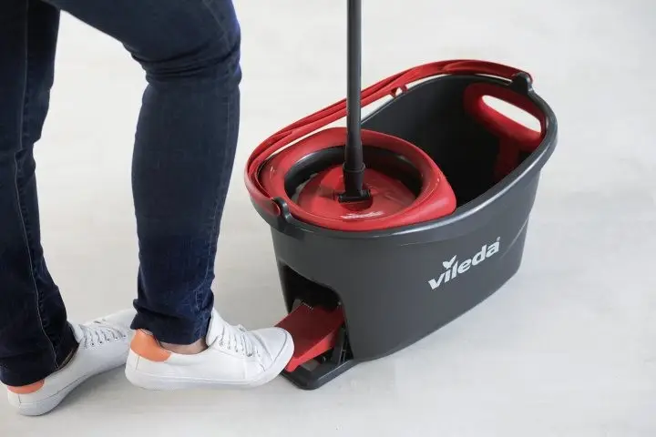 Набор для уборки Vileda Easywring&Clean Turbo ведро с педальным механизмом отжима 6 л + телескопическая швабра 55-130 см Черный с красным - Фото 7 Набор для уборки Vileda Easywring&Clean Turbo ведро с педальным механизмом отжима 6 л + телескопическая швабра 55-130 см Черный с красным - изображение 7