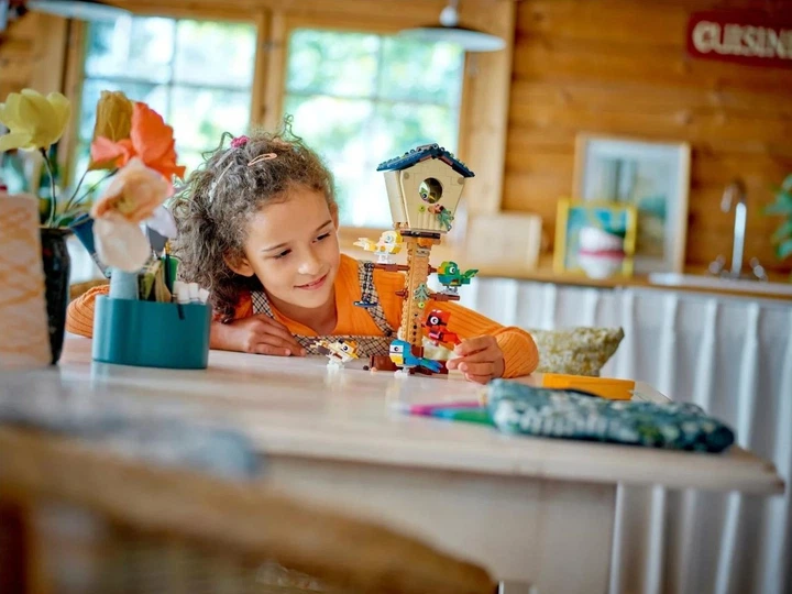 Zestaw klocków LEGO Creator 3 w 1 Budka dla ptaków 476 elementów (31143) - obraz 7