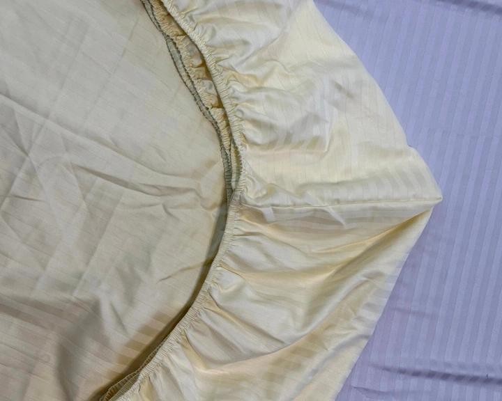 Постельное белье LARA сатин-страйп LUX beige d13176е180 с простынью на резинке 180х200х25 евро - изображение 2