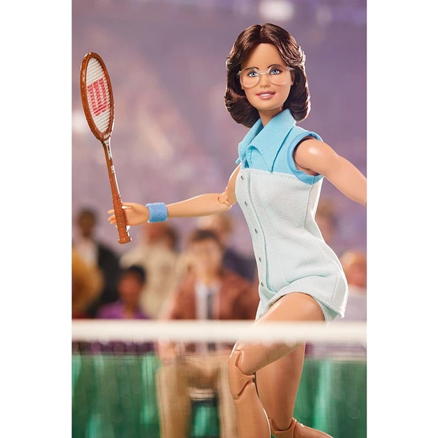 Кукла Барби Вдохновляющие женщины Билли Джин Кинг Barbie Inspiring Women Billie Jean King Collectible Doll (GHT85) - Фото 8 Кукла Барби Вдохновляющие женщины Билли Джин Кинг Barbie Inspiring Women Billie Jean King Collectible Doll (GHT85) - изображение 8