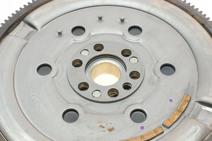 Маховик LuK 415 0928 10 Nissan Qashqai 1231000Q6F, 123100461R - зображення 2
