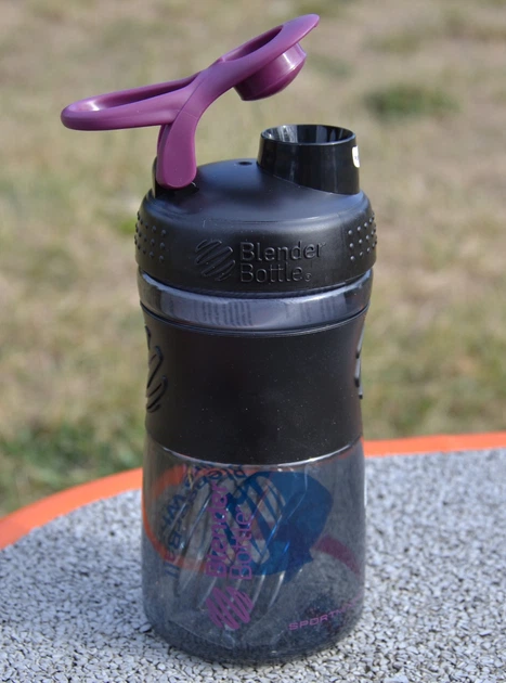 Шейкер спортивний (пляшка) BlenderBottle SportMixer 20oz/590ml Black/Plum - изображение 10