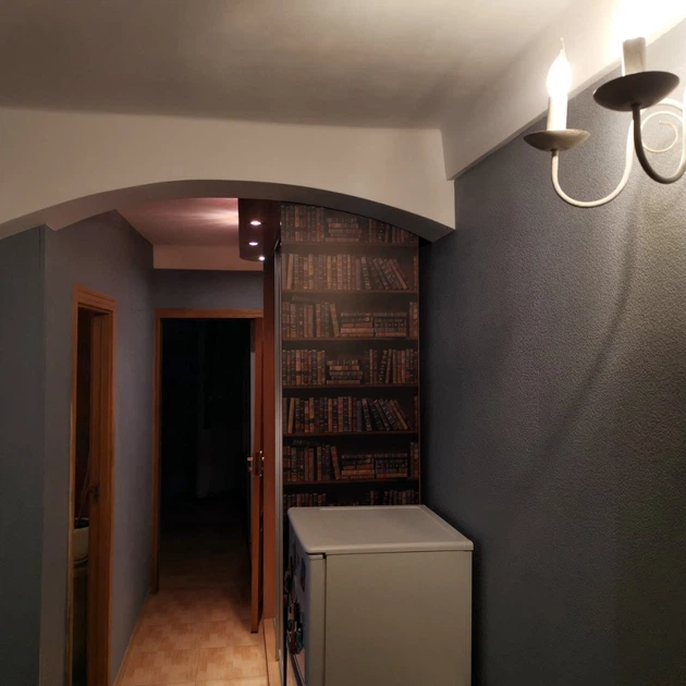 Вінілова наклейка на холодильник Книжкова шафа плівка коричневий фон книги глянцева 650*2000 мм - зображення 5