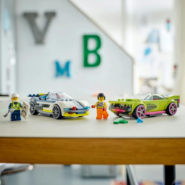 Конструктор LEGO City Преследование маслкара на полицейском