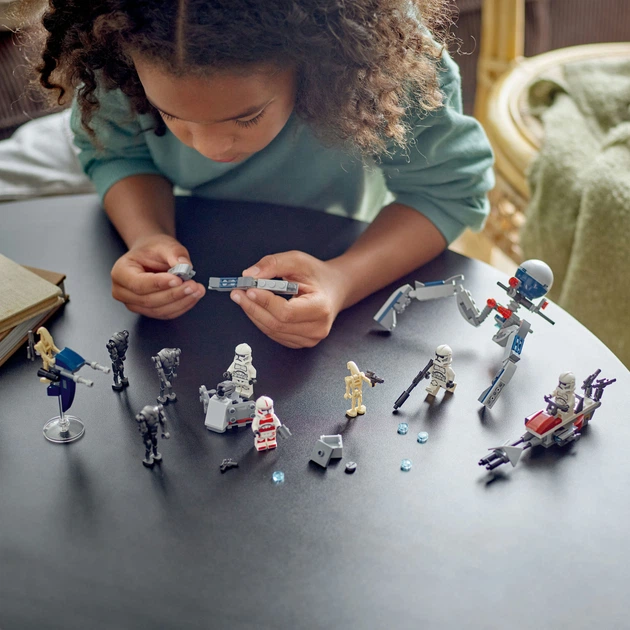 Zestaw klocków LEGO Star Wars Zestaw bitewny z żołnierzem armii klonów i droidem bojowym 215 elementów (75372) - obraz 9