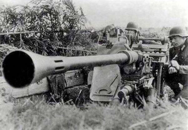 Збірна модель 1/72 німецька 37-мм зенітна гармата FlaK.36 на причепі Sd.Ah.52 ACE 72570 - зображення 5