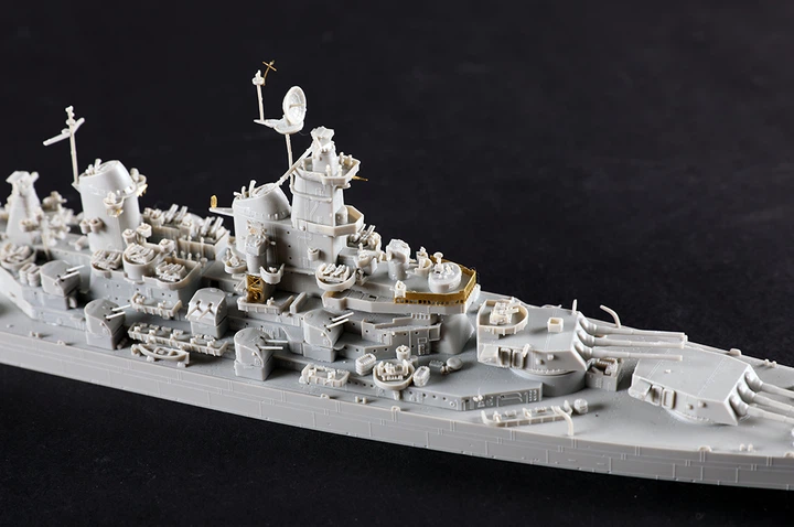 Сборная модель 1/700 линкор USS Missouri BB-63 Trumpeter 06748 - изображение 17