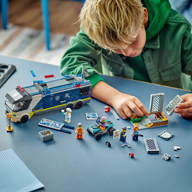 Zestaw klocków LEGO City Policyjna ciężarówka z laboratorium kryminalnym 674 elementy (60418) - obraz 6