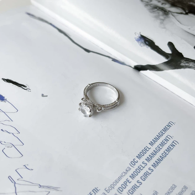 Серебряное кольцо с фианитами, вес изделия 3,72 гр (2152736) - изображение 6