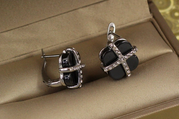Серьги Xuping Jewelry клевер с камнями накрест с черной керамикой 1.3 см серебристые - изображение 2