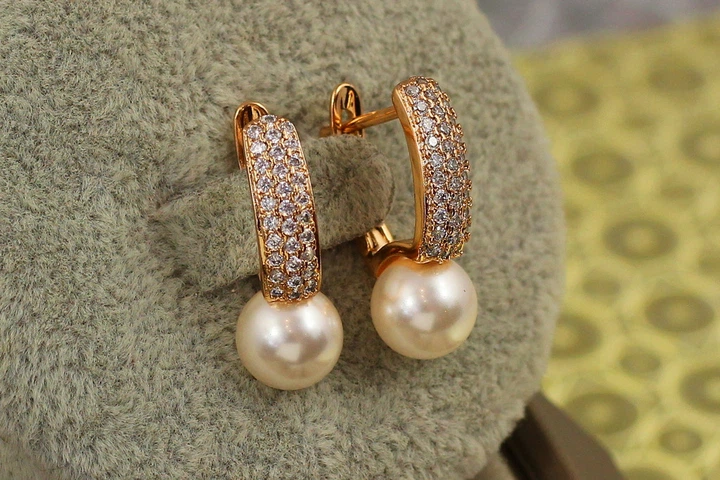 Серьги Xuping Jewelry три дорожки с жемчугом 2 см золотистые - Фото 2 Серьги Xuping Jewelry три дорожки с жемчугом 2 см золотистые - изображение 2