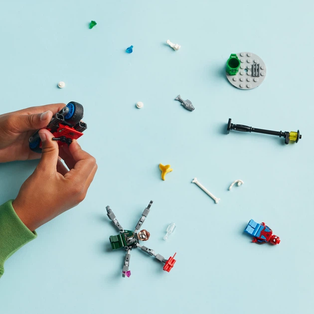 Конструктор LEGO Super Heroes Погоня на мотоциклах Людина-Павук vs Доктор Восьминіг 77 деталей (76275) - зображення 4