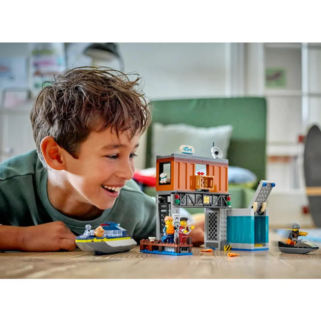 Конструктор LEGO City Поліцейський катер і схованка шахраїв 311 елементів (60417) - зображення 8