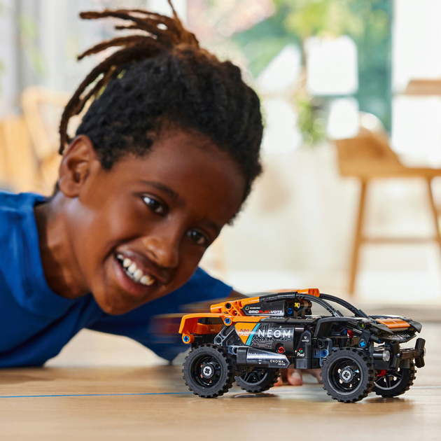Zestaw klocków LEGO Technic NEOM McLaren Extreme E Race Car 252 elementy (42166) - obraz 3
