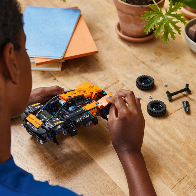 Zestaw klocków LEGO Technic NEOM McLaren Extreme E Race Car 252 elementy (42166) - obraz 4