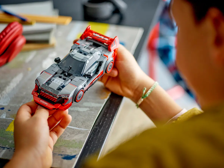Конструктор LEGO Speed Champions Гоночний автомобіль Audi S1 e-tron quattro 274 деталі (76921) - зображення 7