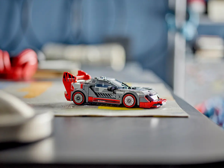 Конструктор LEGO Speed Champions Гоночний автомобіль Audi S1 e-tron quattro 274 деталі (76921) - зображення 8