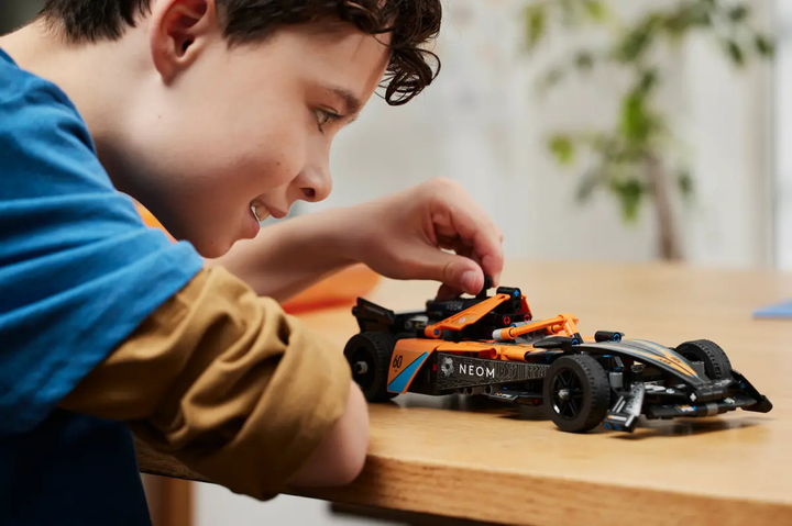 Zestaw klocków LEGO Technic NEOM McLaren Formula E Race Car 452 elementy (42169) - obraz 7