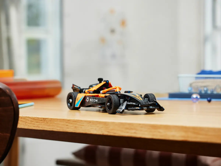 Zestaw klocków LEGO Technic NEOM McLaren Formula E Race Car 452 elementy (42169) - obraz 9