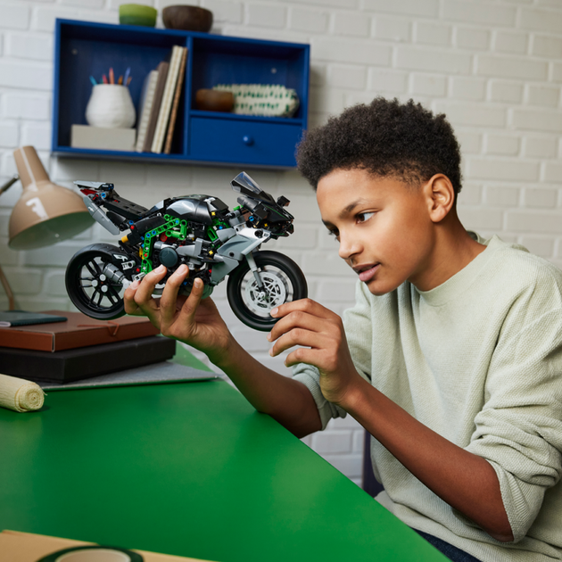 Конструктор LEGO Technic Мотоцикл Kawasaki Ninja H2R 643 детали