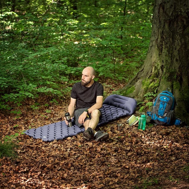 Самонадувний килимок з насосом Nils Camp NC4006 сірий - Фото 3 Самонадувний килимок з насосом Nils Camp NC4006 сірий - зображення 3