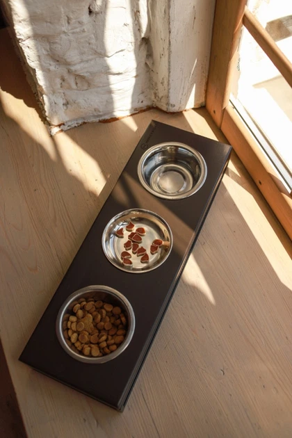 Три миски на подставке для кошек и собак Harley&Cho Lunch Bar Brown Wood+Black S (54x18cm/7cm/0.45 л) - Фото 7 Три миски на подставке для кошек и собак Harley&Cho Lunch Bar Brown Wood+Black S (54x18cm/7cm/0.45 л) - изображение 7